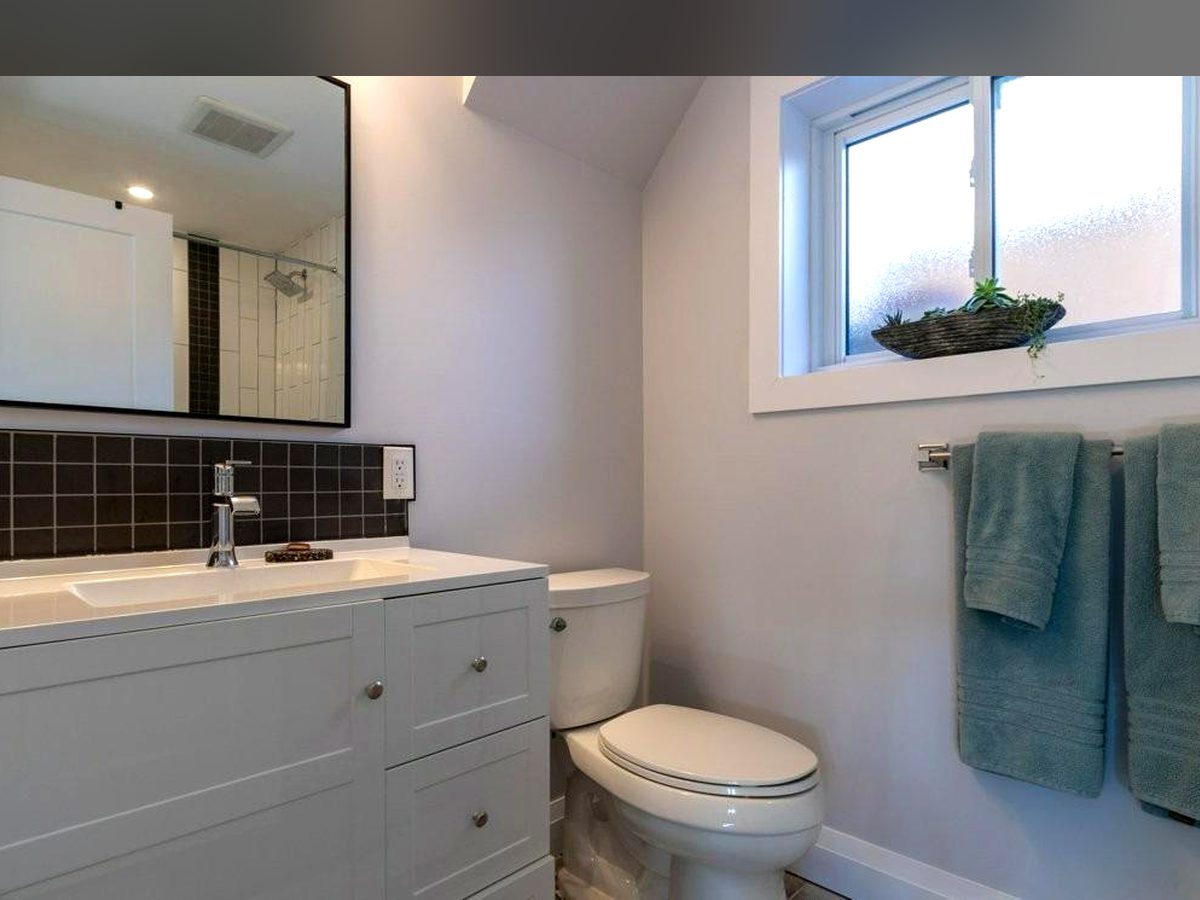 Bright Basement with Full Bath, Bath
