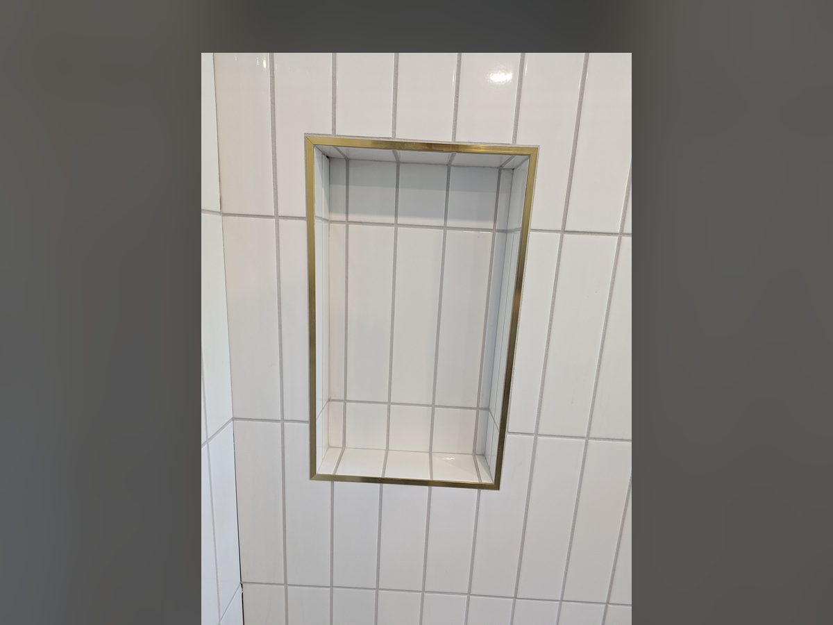 Curbless Shower Bathroom, Niche